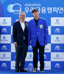 [포토] 최찬, 김원섭 KPGA 회장으로부터 우승자켓