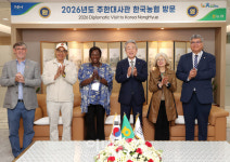 [포토] 주한 대사들과 환담하는 강호동 농협회장