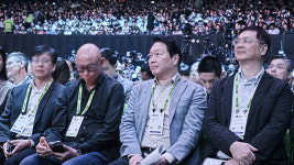 [포토]엔비디아 'GTC 타이베이' 현장 누비는 SK 최태원