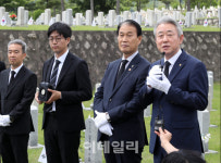 [포토] 강호동 농협 회장, 국화 한 송이 헌화행사