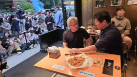 치킨 들고 나온 젠슨 황… 