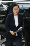 [포토]이동하는 한성숙 총리 후보자