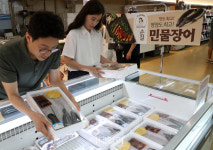 장어장터(진월,주월점) | [포토] 장어 구입하는 소비자