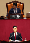 [포토]윤용근 의원, '종합특검연장법 반대 무제한 토론'