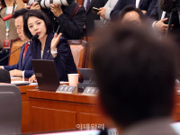 [포토]국정감사, '박진영 위원장에게 질의하는 배현진 의원'