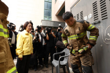 ‘소방 재정 빨대’ 발언에 與는 사과... 추미애는 부천 화재 현장으로