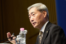 신현송 “재정, 지속가능성 중요…석유 최고가격제 장기화는 문제