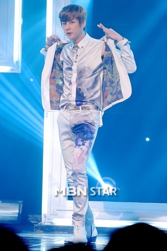 [MBN포토] 신화 신혜성, `섹시미 뽐내는 자켓댄스`