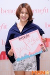[MBN포토] 고나은, `핑크색 립스틱으로 사인했어요~`