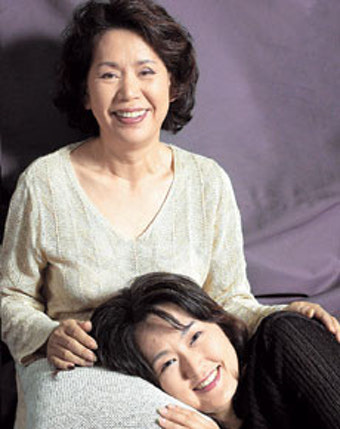 연극 ‘잘자요, 엄마’ 출연 모녀배우 윤소정-오지혜씨