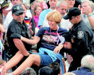 ‘反戰 어머니’ 백악관앞 농성중 체포