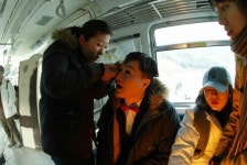 모바일 게임 이색 마케팅, 튀어야 산다