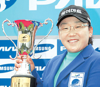 링거 투혼 신지애 ‘제2 박세리’… PAVV골프 우승