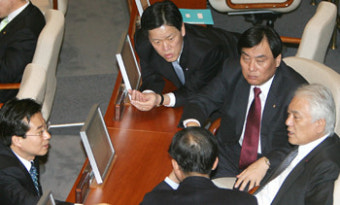 법원 “與 당헌개정안 효력 정지”…與 “이게 무슨 망신이냐”