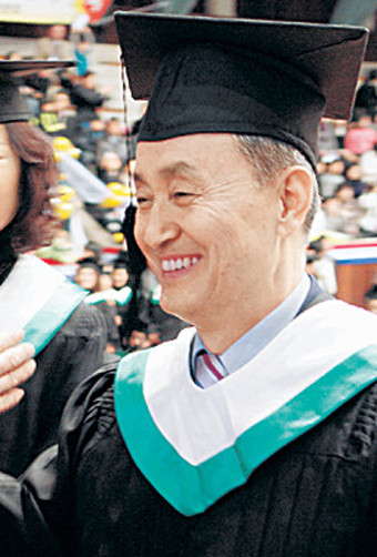 학사모 쓴 의대교수… 서울대 박재형 교수 서울사이버大졸업