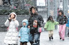 꽃샘추위에 기습 소낙눈