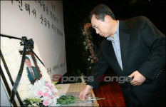 [포토]故 김형곤 추모식의 이인제 의원 “우리 인연 깊지요”