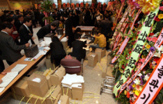 어제 여의도는 ‘출판기념회의 날’…국회 안팎서 20여건 열려