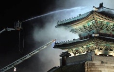 숭례문 불…소방 당국 진화 중