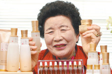 쥬단학충무대리점 | 81세 현역 뷰티매니저 할머니 “놀면 뭐해, 일해야지”