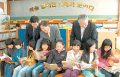[고향학교에 마을도서관을]봄날의 도서관에 마음의 새싹 돋는 소리가…