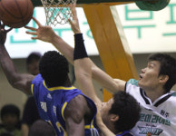 트윈타워 역시 우뚝… 동부, 먼저 1승