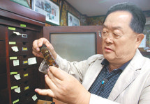 [앗! 이런 것까지]<5>거미박물관 관장 김주필 교수