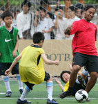 어린 선수들과 함박웃음 삼바킥 “ …친구로 기억해주길”