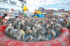 질펀한 유혹…웰컴! 머드축제