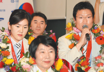 ‘큐피드 화살’ 명중… 양궁 박경모-박성현 “올해 결혼해요”