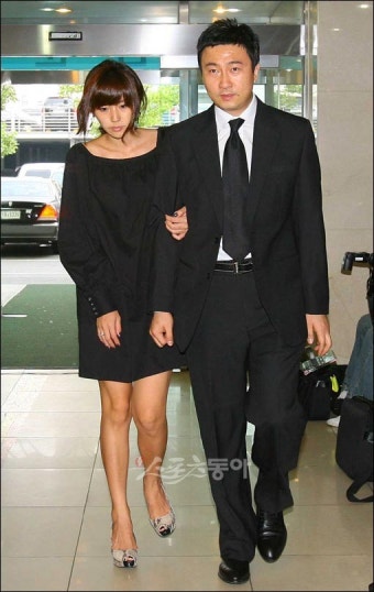[포토]故 안재환의 빈소를 찾은 주영훈-이윤미 부부