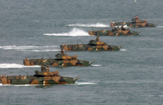 독도함 나온 장갑차 ‘돌격 앞으로’