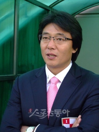 황선홍 감독 “신태용의 ‘젊은 리더십’, 성남 활력소 될 것”