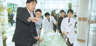부장검사, 검찰 청사서 민원인에 피습
