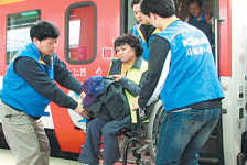 [오늘의 dongA.com]장애인 손잡고 ‘아름다운 동행’ 外
