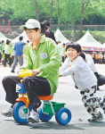 [포토 에세이]“따르릉∼ 비켜나세요”