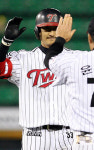 LG 첫 3연승… 3위 ‘함박웃음’