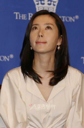 [포토] 송윤아, ‘부모님 생각에 눈물이…’