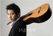 [in너view]그는 웃고 있지만, 기타는 울고 있었다