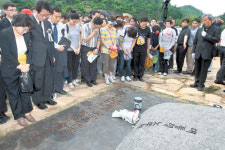 ‘작은 비석’ 베개삼아 안식의 길로