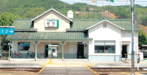 간이역한국통신점 | 간이역 겹지붕 아래 한국건축 미학 숨쉰다