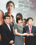 ‘해운대’, 부산 덕에 뜨고 부산을 빛내고