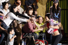 [포토] 팬들과 하이파이브하는 ‘체조요정’