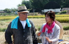 유지나, 승려가수 영암과 벼베기 도전