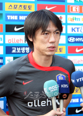 홍명보 감독 “믿음축구” VS “공격축구” 니시무라 감독