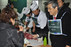 “부산 국립 부경대로 오세요”…서울지하철 열띤 홍보