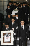 고 최진영 영결식, 비와 눈물 속 '엄수'