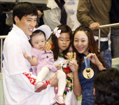 [포토] 우지원, 아내와 두 딸에 우승선사