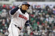 [3개구장 데일리 포커스] 시즌 첫 비디오판독…김동주 “봐, 홈런 맞잖아”