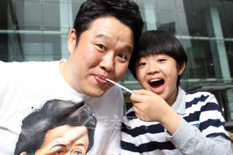 [스타 포커스｜‘부자스타’ 김구라·동현] “아빠 턱만 빼고 다 붕어빵이에요”